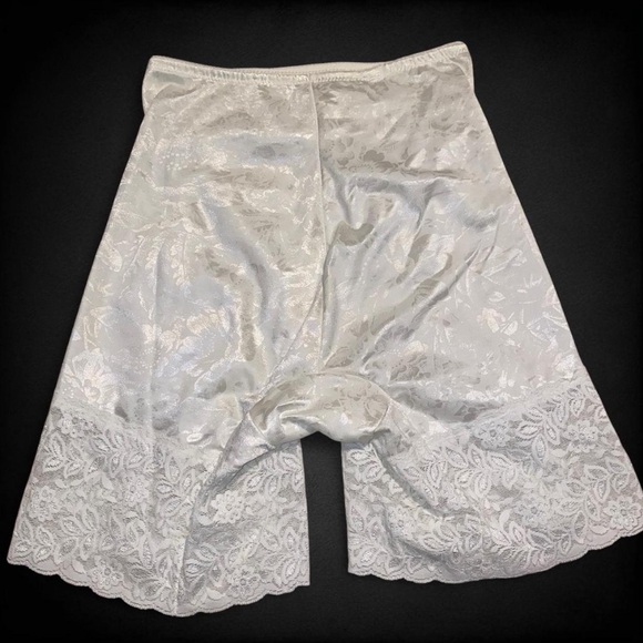 Vintage White Lace Intimate Shorts - Picture 6 of 7